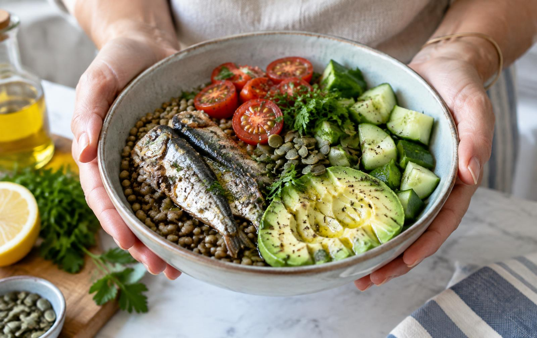 Assiette de sardines, lentilles, avocat, tomates et concombre.